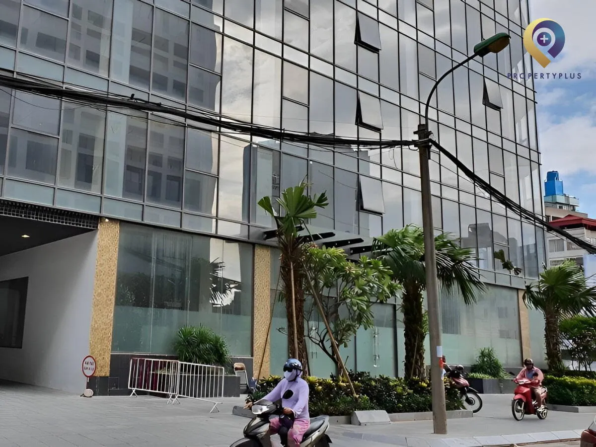 Khu vực sảnh ngoài tòa nhà UDIC-Riverside với lối vào chính và cảnh quan phía trước.